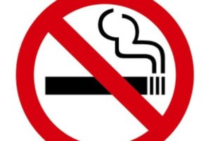 圖：卑詩「清潔空氣聯盟」趁著反吸菸月，推動在卑詩省內引入禁止在多戶物業的屋苑內吸菸附例。（看中國）