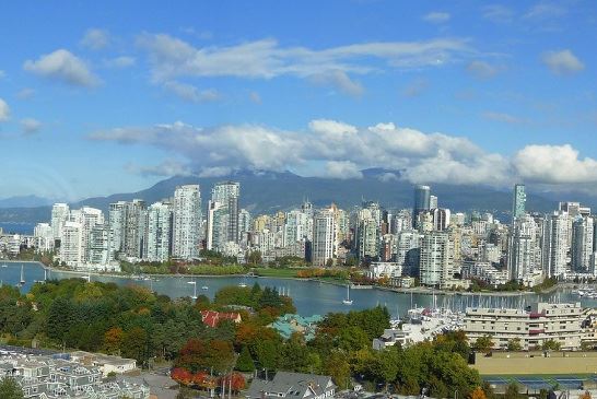 大溫哥華地區的樓市居高不下，卑詩省政府8月2日正式對海外買家徵收15%物業轉讓稅。圖為溫哥華市中心一隅。（sunchild123 / flickr）