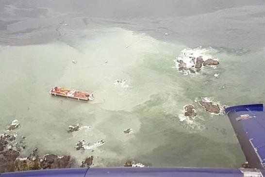 圖：一艘美國拖船10月13日凌晨在貝拉貝拉海域觸礁，船上20萬公升燃油外漏，造成大自然災難。（Canadian Coast Guard）