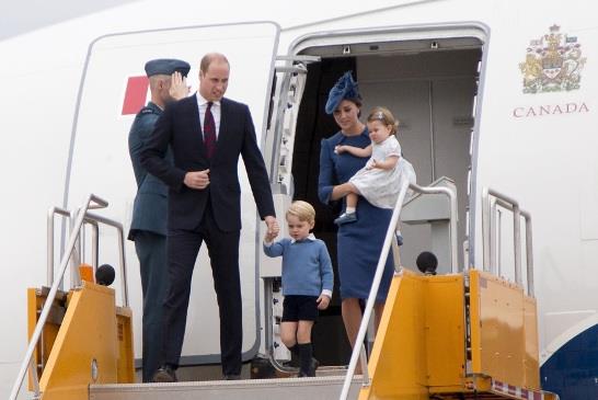 圖：威廉王子夫婦一家人9月24日到卑詩省訪問一星期，圖為一家人步出專機。（卑詩省府） 