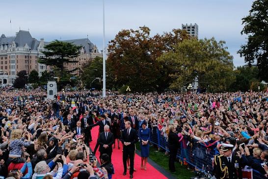 圖：威廉王子夫婦9月24日傍晚抵達省議會，數以千計的民眾在省議會外歡迎劍橋公爵一家到訪。（卑詩省府）