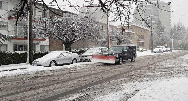圖：大溫地區12 月5 日遭到三年來首場大型暴風雪，難得一見的大雪令路上交通大打結。圖為街道上的積雪和剷雪車。（攝影：王佳圓／看中國）